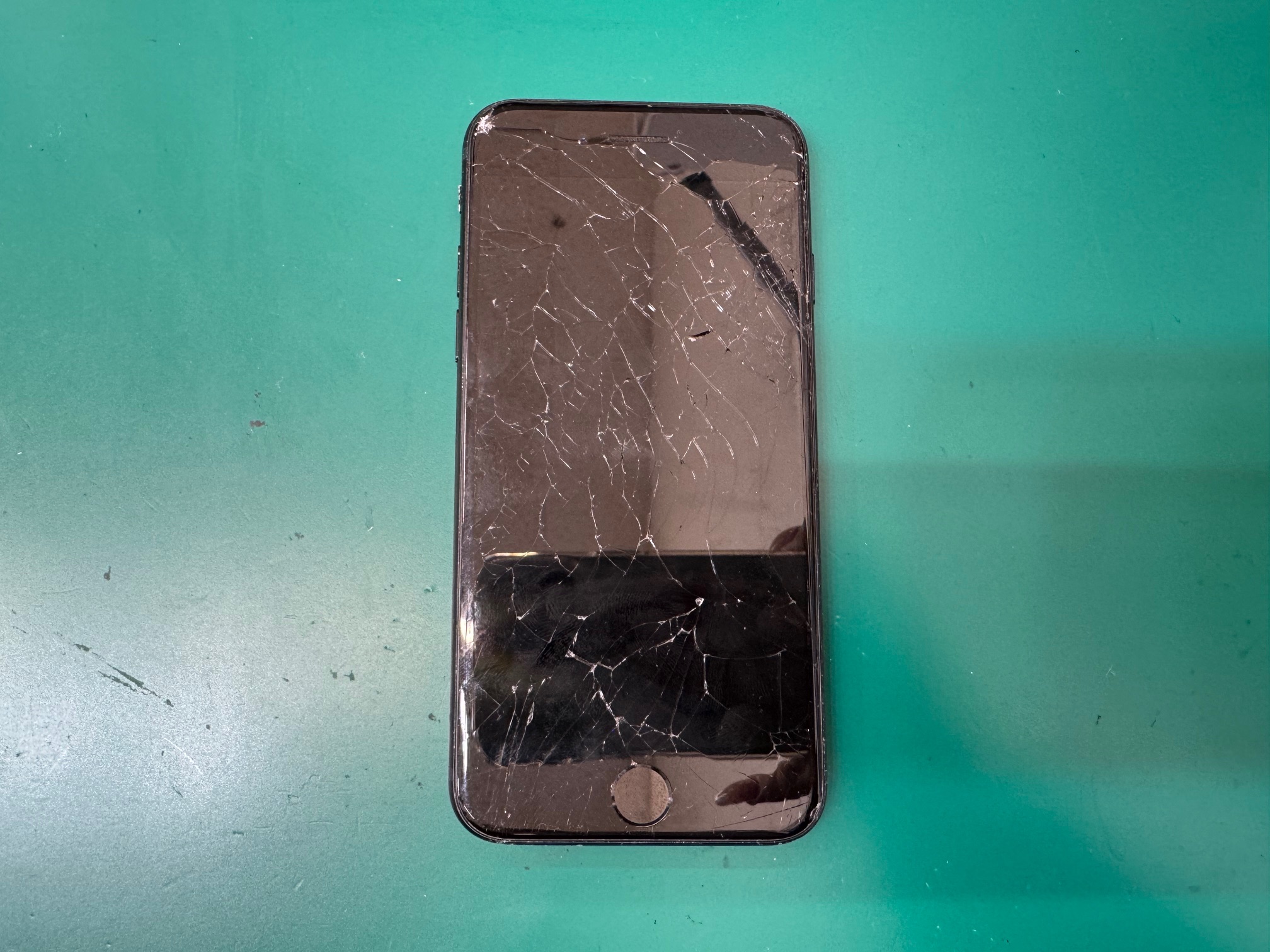 iPhoneSE3の液晶画面交換ならスマホ修理工房富山グリーンモール山室店にお任せください！